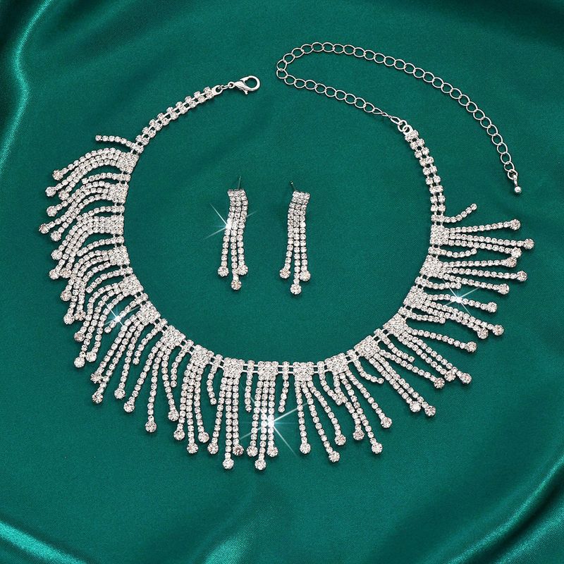 Damenschmuckset Diamantquastenhalskette und Ohrringe Leichtes Luxustemperament Hochwertige Schlüsselbeinhalskette Übertriebene Halskette Zweiteiliges Set_voghion.com