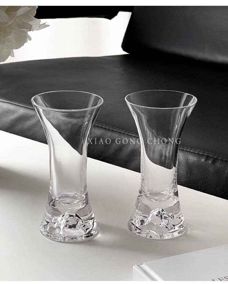Vaso de cóctel de champán con vistas a la montaña, ideal para personas de internet de alto valor, ideal para bebidas frías._voghion.com