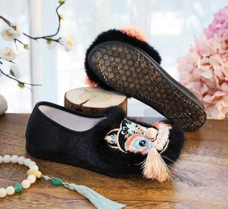 ShoeGlobe 2025 Neue flache Schuhe im chinesischen Stil, Retro-Ethno-Design, bestickt mit Tigerkopf-Motiv für Damen_voghion.com