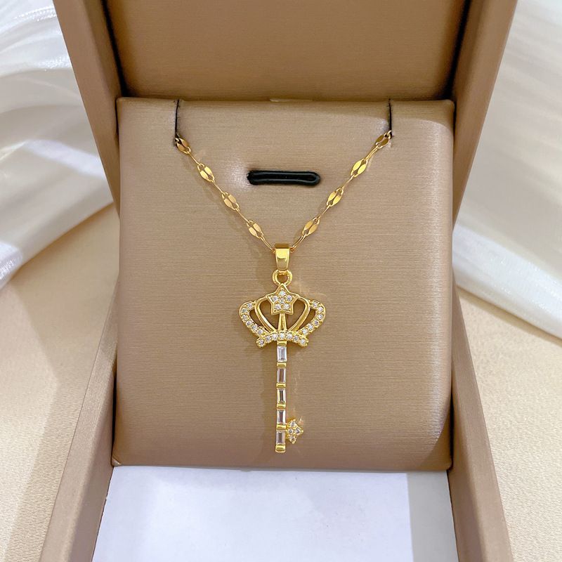 Hot sale Kroon en hanger ketting, gouden roestvrijstalen koningin sleutel decoratie, 45cm lang, 1 stuk_voghion.com