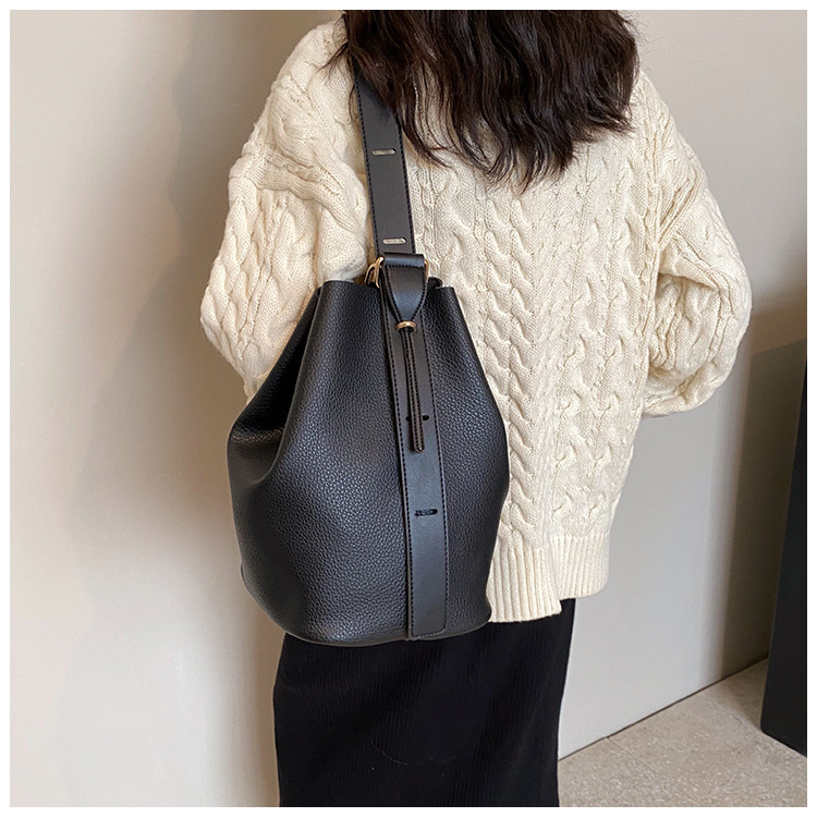 Nieuwe Retro Niche Design Tas voor Vrouwen Licht Luxe Hoge Esthetische Waarde Enkele Schouder Crossbody Tas Grote Capaciteit Brede Schouderband Emmer Tas_voghion.com