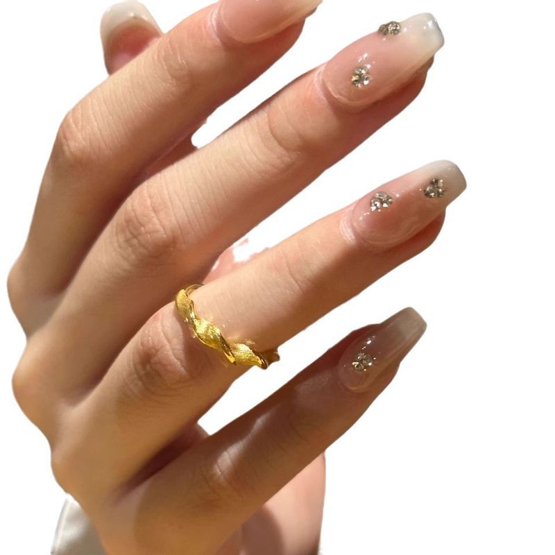 Il nuovo anello intrecciato colorato di Jindian con chiusura semplice, caratterizzato da un lusso leggero, una tendenza alla moda, una nicchia e un'alta gamma_voghion.com