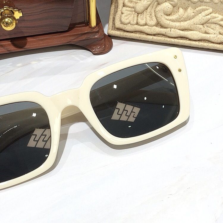 Neue Celin mit dem gleichen Stil der kleinen Rahmen Sonnenbrille und Brille_voghion.com