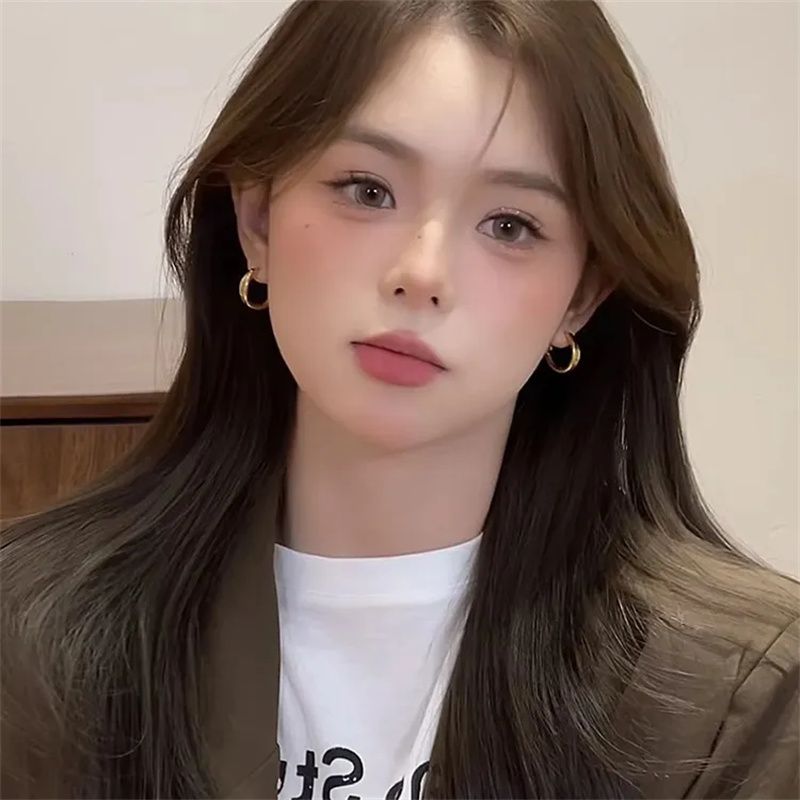 Französisches Gold für Frauen, mit leichtem Luxus und High-End-Gefühl. 2024 neue einfache Buchstaben-Ohrschnallenohrringe aus Metall_voghion.com