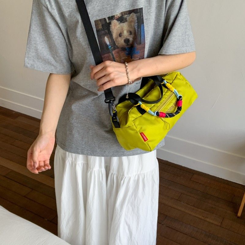 Borsa a tracolla versatile, alla moda e casual, in nylon, per donna, estate 2025_voghion.com