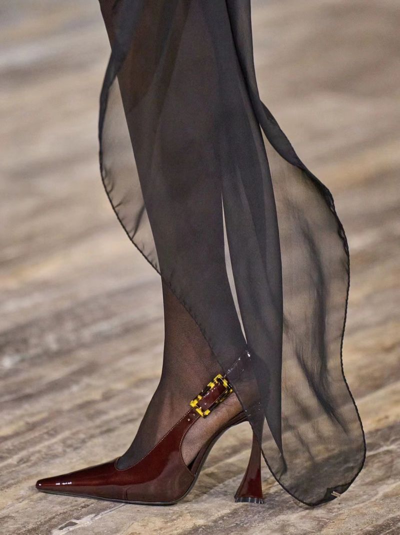 Høyhælte sko i lakkskinn fra 2024, ny vår/sommer-runway-visning, med grunt snitt og firkantet tå, iført sexy single._voghion.com