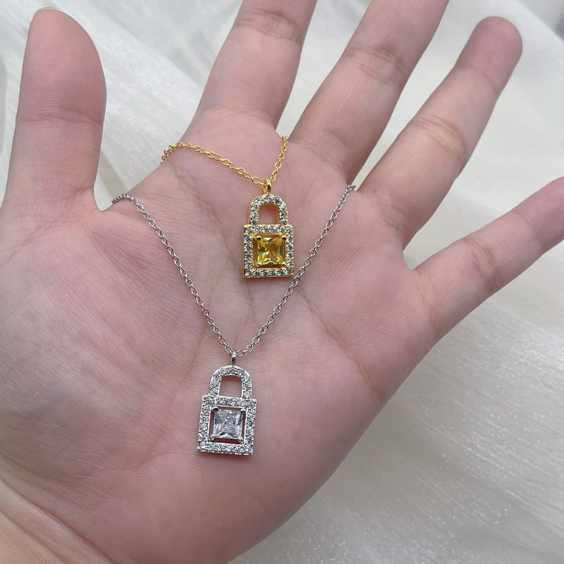 Collana con lucchetto piccolo e quadrato con diamanti da donna, piena di diamanti e zirconi, collana versatile con catena per clavicola e temperamento alla moda._voghion.com