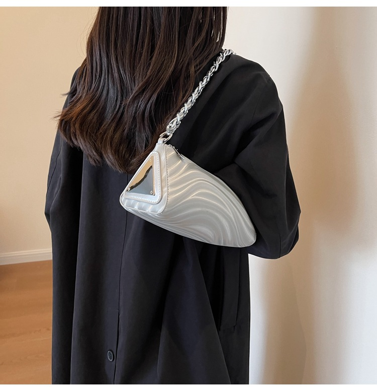 Borsa a tracolla francese transfrontaliera da donna 2023 Inizio autunno Nuova borsa a tracolla per pendolari a catena di fascia alta da donna borsa a tracolla con ondulazione dell'acqua_voghion.com