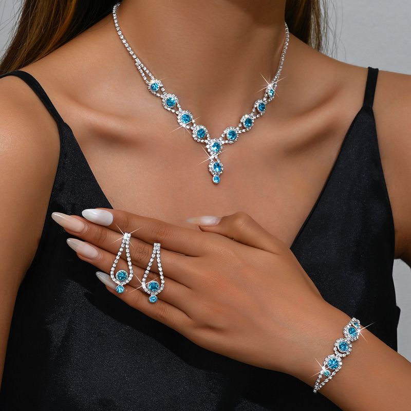 Set di tre pezzi di collana, orecchini e bracciale con strass rosa, blu e rosso, in vendita calda._voghion.com