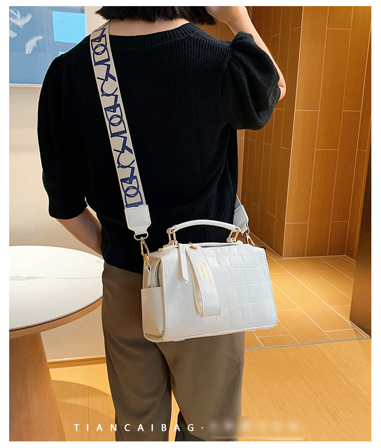 Small Niche Design Of Bag New Trendy Korean Version High-end Texture Wide Shoulder Strap Hand-held Crossbody Bag Fashionable Pillow Bag_voghion.com