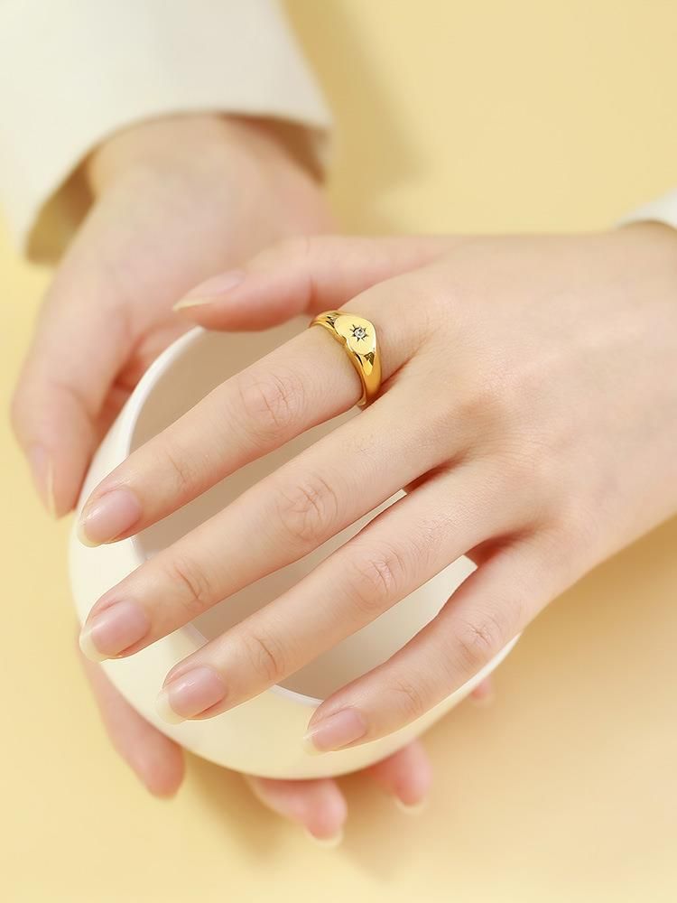 Damenschmuck Herzförmiger Zirkoniaring in Goldton, minimalistischer eleganter Titanstahlring mit Einzelstein für den Alltag_voghion.com