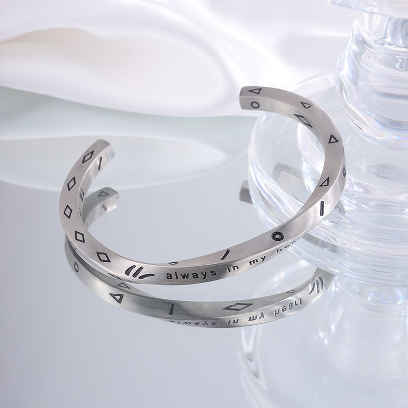 Bracciale in acciaio al titanio Mobius, bracciale alla moda transfrontaliero europeo e americano, da uomo, retrò, hip hop, con incisione, resistente allo sbiadimento_voghion.com