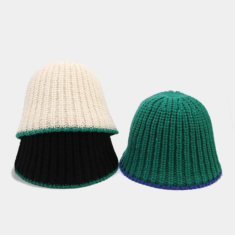 Literarno in umetniško spajanje kontrastnih barv volnene vedre, ženske jesensko-zimske preproste in vsestranske pletene kape za bazen, ki prikazujejo majhen obraz_voghion.com