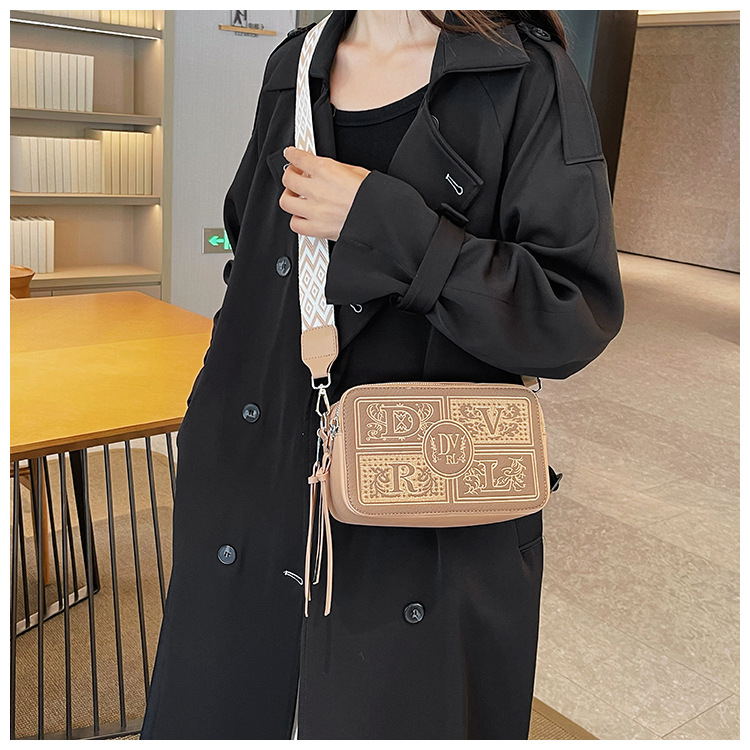 Sac pour appareil photo brodé de conception de Niche pour femmes, nouveau style transfrontalier, petit sac carré haut de gamme, sacs à bandoulière polyvalents, 2024_voghion.com