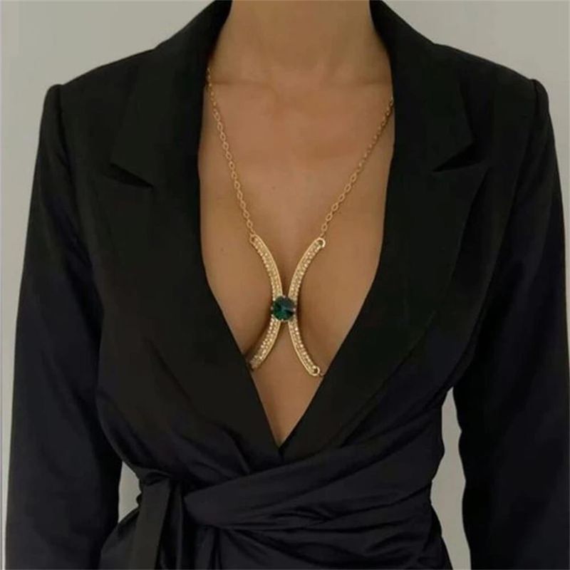 Moderne Körperkette mit geometrischem Muster und Strasssteinen_voghion.com