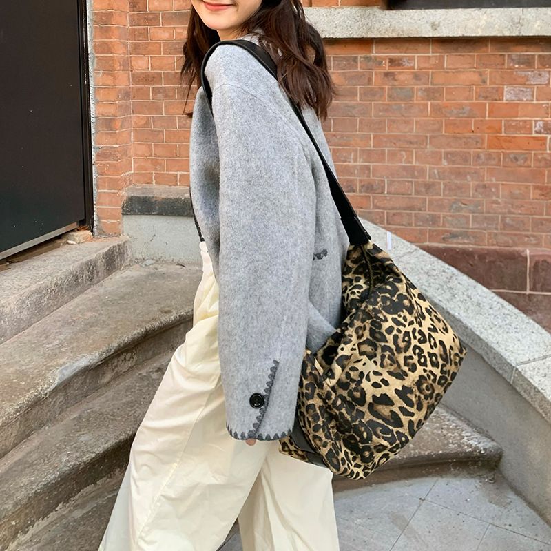 2025 Autumn/Winter New Niche High-end Women's Crossbody Bag, Loose And Comfortable, Multifunctional Commuter Design, Leopard Print Tote Bag_voghion.com