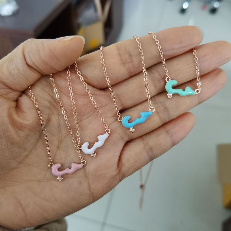 Collana con ciondolo a forma di lettera d'amore araba in smalto pastello con micro pavé 5A CZ, pronta consegna, 2024, regalo di San Valentino, gioielli di moda_voghion.com
