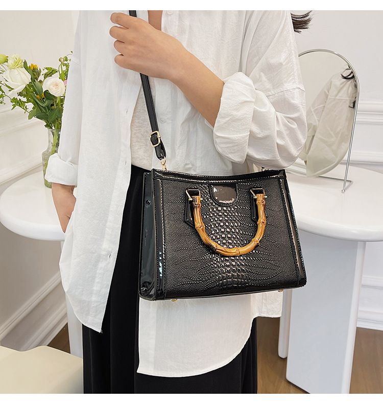 2024 New Tote Bag Women's Bag Foreign Trade Leisure Large Capacity Crocodile Pattern Bag Women's Bamboo Handbag_voghion.com