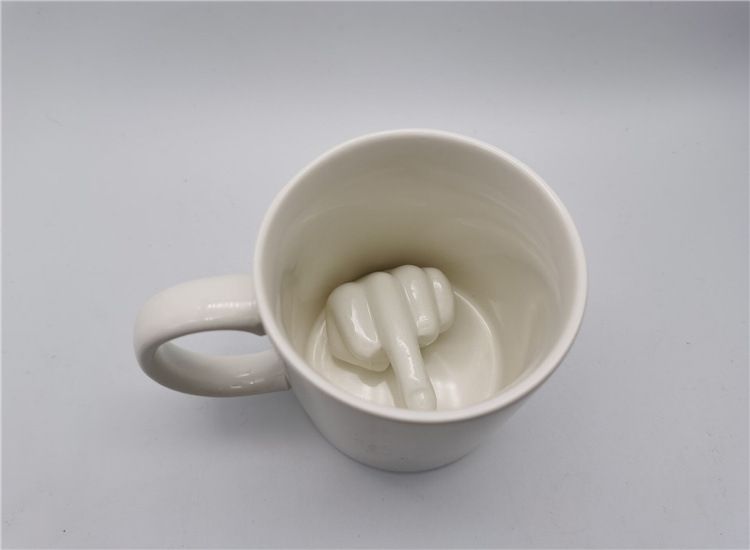 Tazza in ceramica con finto dito medio, scherzo del caffè creativo_voghion.com