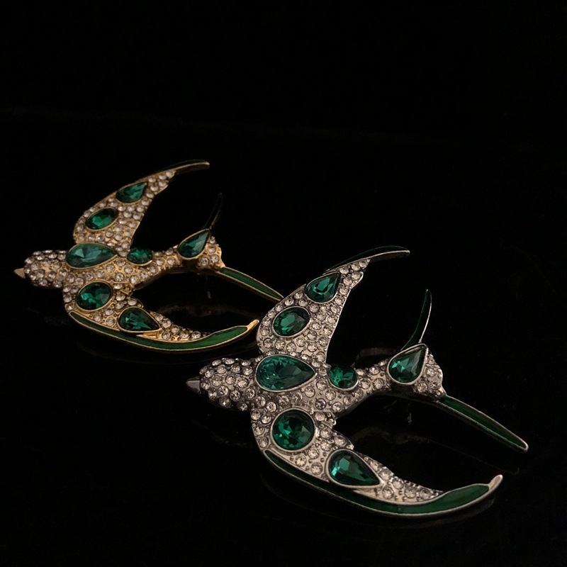 Retro paleis prachtige zwaluwbroche, smaragdgroene edelsteen en diamanten accessoires, echte vergulde platina pin, twee kleuren beschikbaar_voghion.com