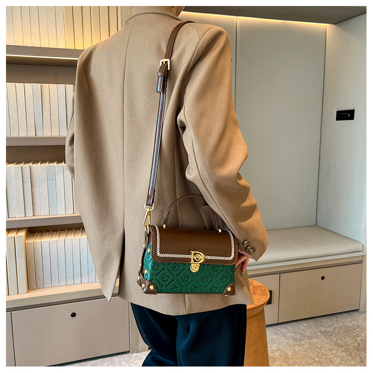 High-End-Textur-Mode-Retro-Damentasche 2023 neues Temperament vielseitiger Stil Damen-One-Shoulder-Cross-Body-handgehaltene kleine quadratische Tasche_voghion.com