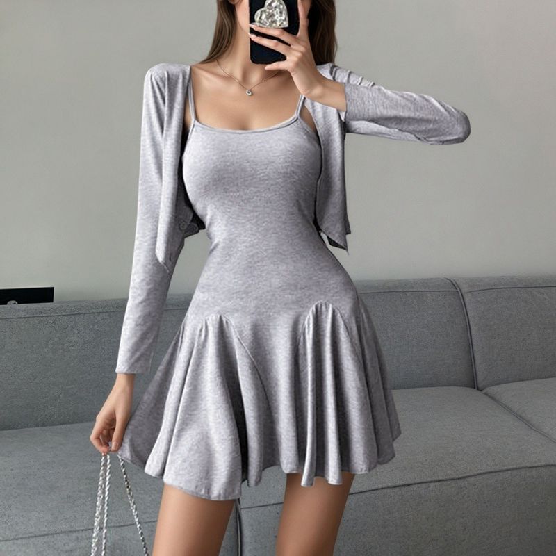 Completo abito cardigan con bretelle in tinta unita stile Pure Desire primavera e autunno 2025_voghion.com