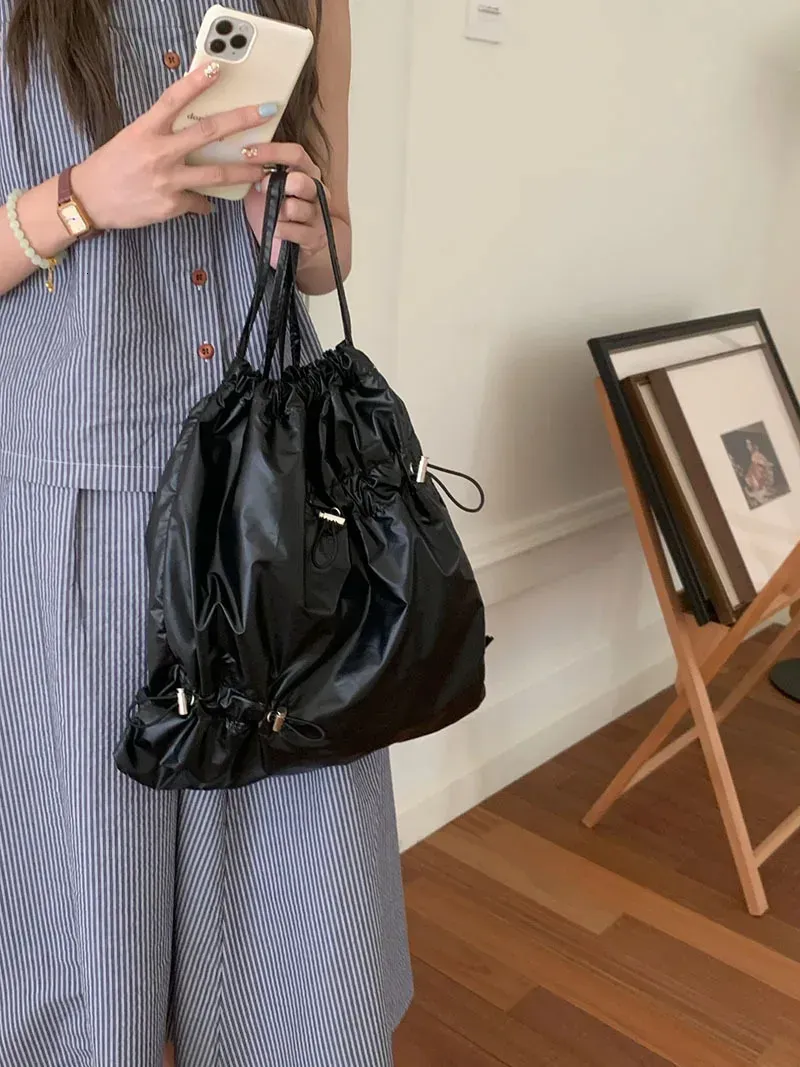 Koreanischer silberner Faltenrucksack mit Kordelzug für Damen, modisch, lässig, klein, schlicht, ideal für Studentinnen_voghion.com