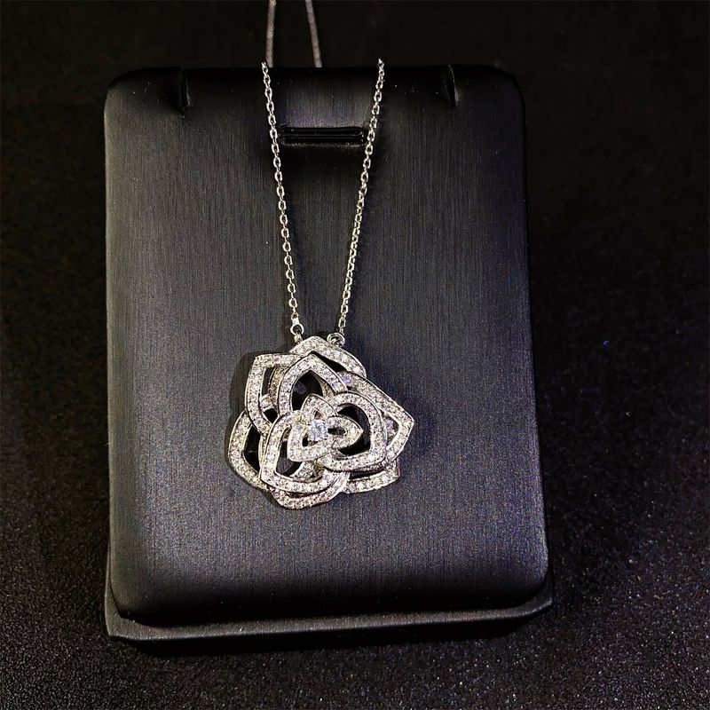 Elegante collana da donna mondana con rose squisite scavate, orecchini di camelia, grappoli di fiori sagomati, set di accessori, zircone_voghion.com