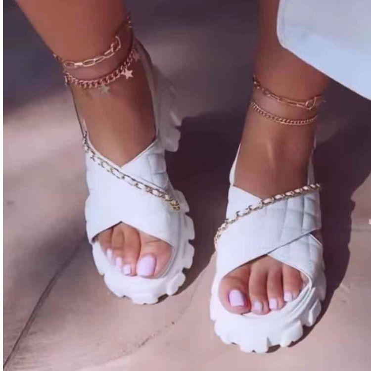 Grande decorazione a catena con croce, piccoli sandali a quadretti rombici profumati da donna_voghion.com