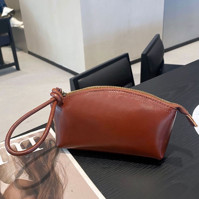 Borsa a tracolla semplice, versatile e pratica, in pelle bovina conciata al vegetale, da donna_voghion.com