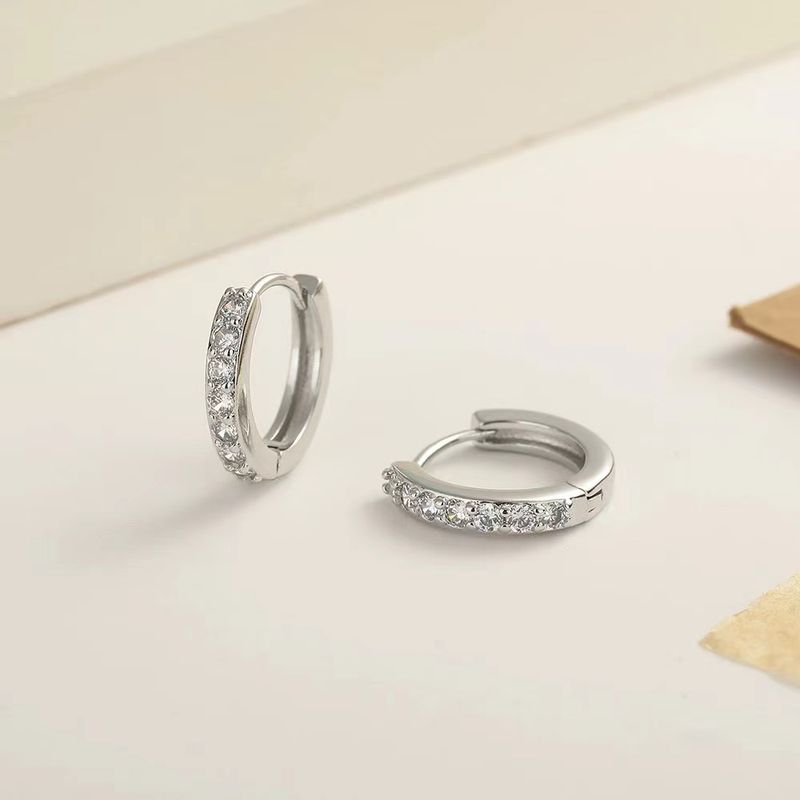 Eleganti orecchini a cerchio in rame micro intarsiato con zirconi per donna, di alta qualità, in stile minimalista e cool._voghion.com