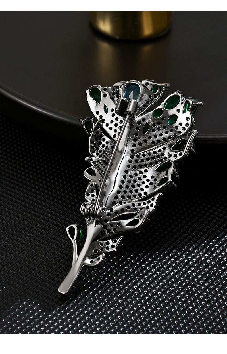 Spilla di piume di alta qualità con cristallo di smeraldo super immortale, temperamento, spilla di lusso, cappotto, cardigan, petto, fiore_voghion.com