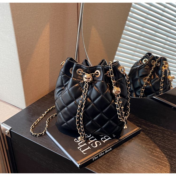 Damen Bucket Bag Diamond Chain Crossbody Bag Kleine Bucket Bag mit Kordelzug Leichte, luxuriöse, runde Bucket Bag Umhängetasche Crossbody Bag Frau_voghion.com