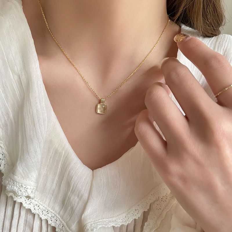 Collar cuadrado de acero de titanio con piedra de ojo de gato, artículo nuevo de 2025, cadena de clavícula ligera y lujosa, estilo nicho de alta gama._voghion.com