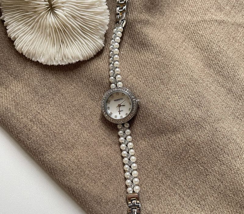 Nuovo orologio da donna di lusso leggero con bracciale in perle, squisito quadrante piccolo in madreperla di alto valore_voghion.com