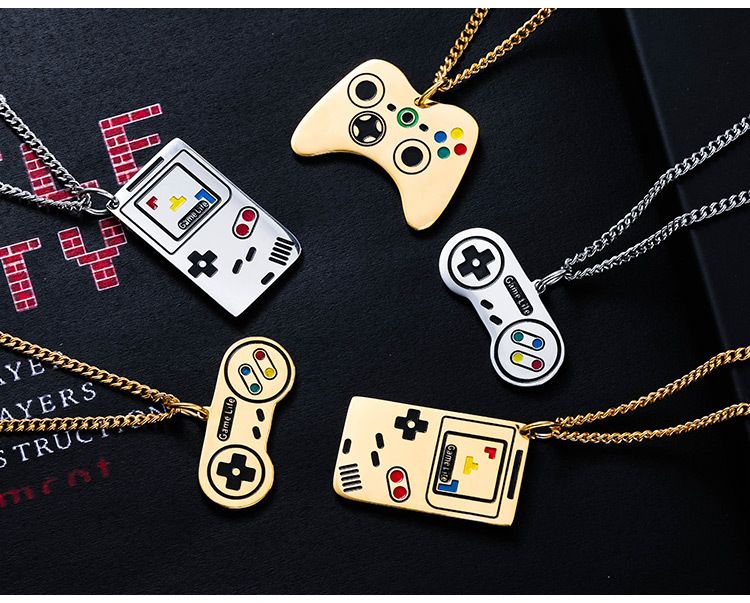 Collier console de jeu rétro pour hommes et femmes - Pendentif unique en acier titane avec option de gravure - Design minimaliste avec gravure personnalisée_voghion.com