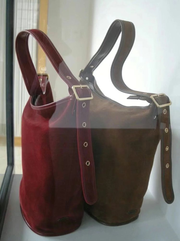 Sac seau à bandoulière en daim rouge avec ceinture décontractée, nouvelle mode automne-hiver 2025, personnalité polyvalente, niche légère_voghion.com