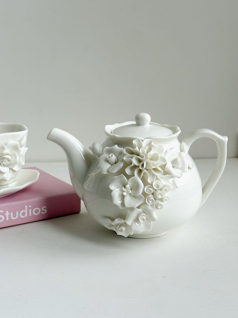 Handgemaakte, sprookjesachtige, zuiverwitte kop- en schotelset met driedimensionale bloemen, prachtig vervaardigde keramische pot_voghion.com