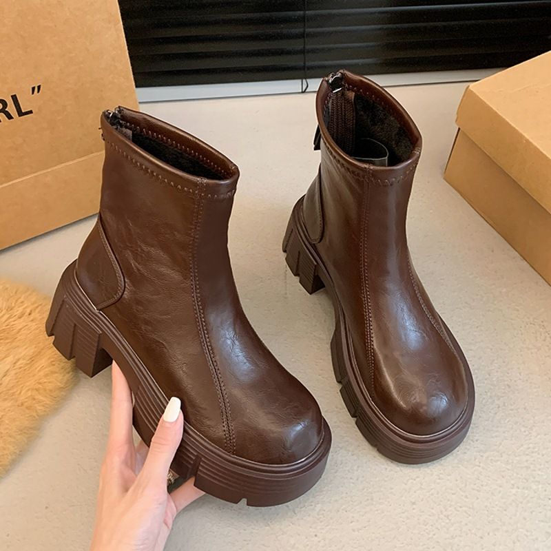 Nuovo modello versatile di nicchia, foderato in pile, con suola spessa e tacco medio, stile britannico, autunno inverno 2024_voghion.com