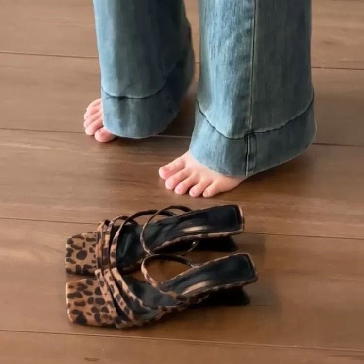 Keilabsatz Leopardenmuster Französischer Stil Atemberaubende kleine Feenschuhe Neue Sommer Outdoor High Heel Elegante Sandalen_voghion.com