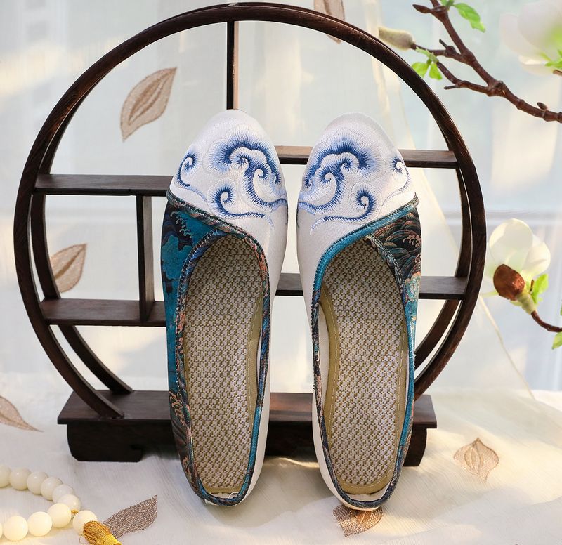 Damenschuhe Frühlings-Cheongsam im neuen Stil, spitze Tanzschuhe für Damen im Retro-Look, bedruckte alte Stoffschuhe_voghion.com