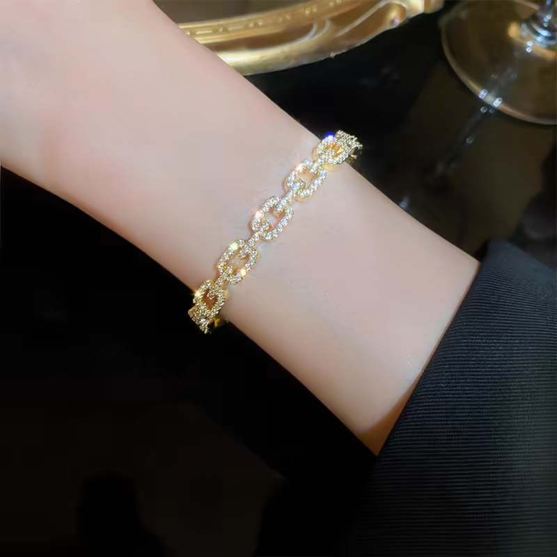 Nova pulseira de luxo com personalidade geométrica vazada, rede de moda, luz vermelha, design de nicho, temperamento requintado, pulseira simples feminina_voghion.com