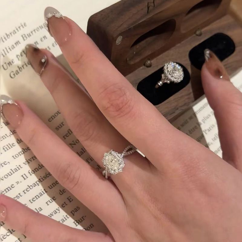 Sparkling Moissanite With Crushed Brick For Women, Luxurious High-End Feel, Pigeon Egg Niche Design, Elegant And_voghion.com