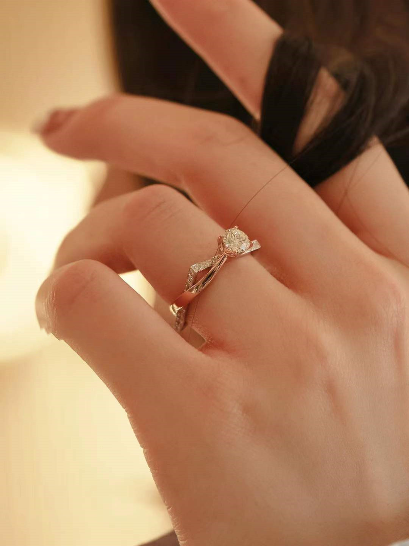 Diamante simulato rosa a doppio strato quadrato con braccio intrecciato per donna, proposta in oro con anello a quattro artigli in carati_voghion.com