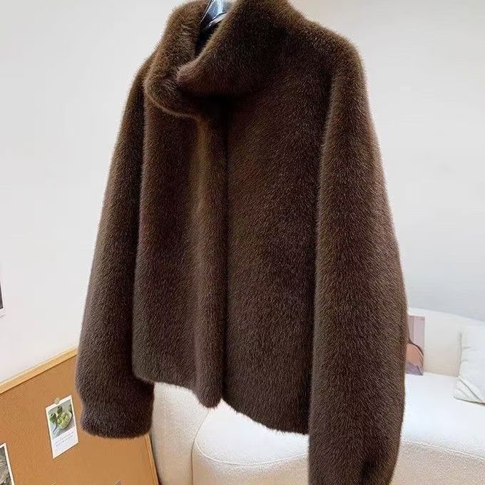 Cappotto in visone sintetico effetto velluto: la seduzione invernale corta e comoda (colletto alto, glamour cruelty-free per piccole e potenti)_voghion.com
