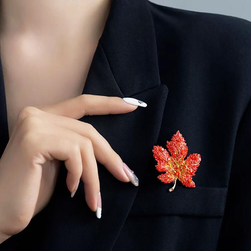 Spilla a forma di foglia d'acero, moda femminile, senso di alta gamma, spilla versatile di alta gamma, temperamento squisito, senso di alta gamma, corsage, accessori per gioielli di marea_voghion.com