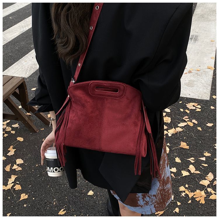 Vintage suède kwastje voor dames 2025 herfst nieuw niche ontwerp schouder handtas crossbody bucket bag_voghion.com
