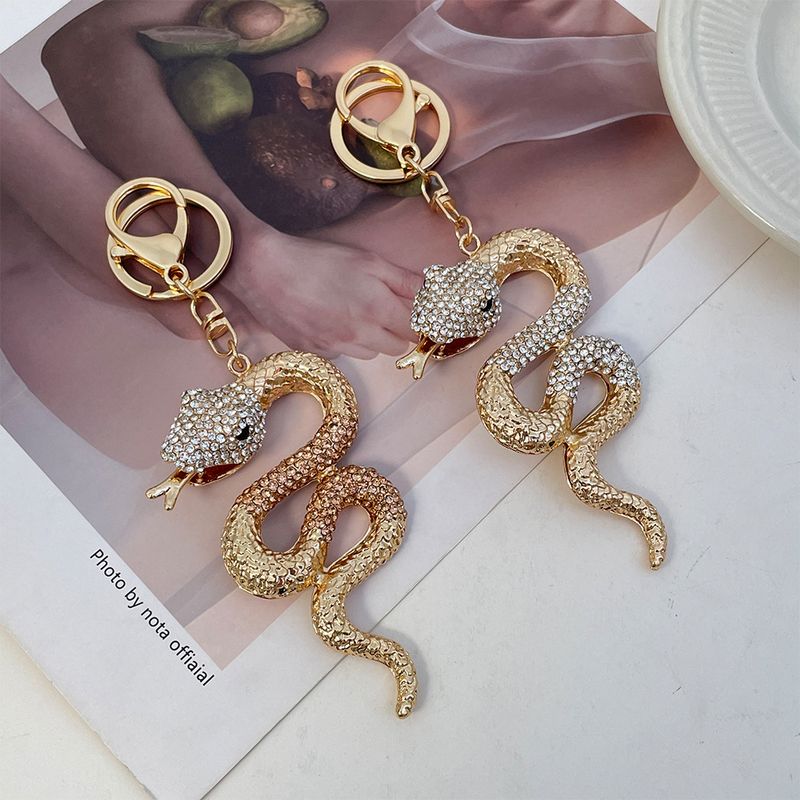 Portachiavi con ciondolo per borsa da donna, accessorio regalo, con auto e serpente tempestata di diamanti, simbolo dei dodici segni zodiacali_voghion.com