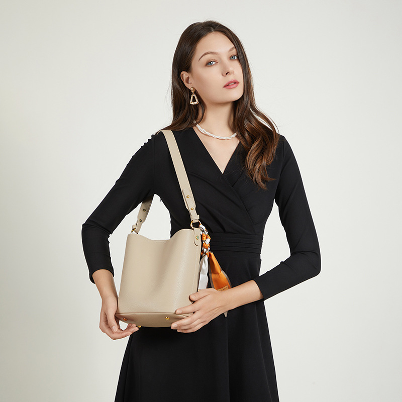 Umhängetasche 2023 Neue hochwertige Ledertasche mit großem Fassungsvermögen für die Schwiegermutter Senden Sie einen Seidenschal Senden Sie eine kleine Tasche_voghion.com