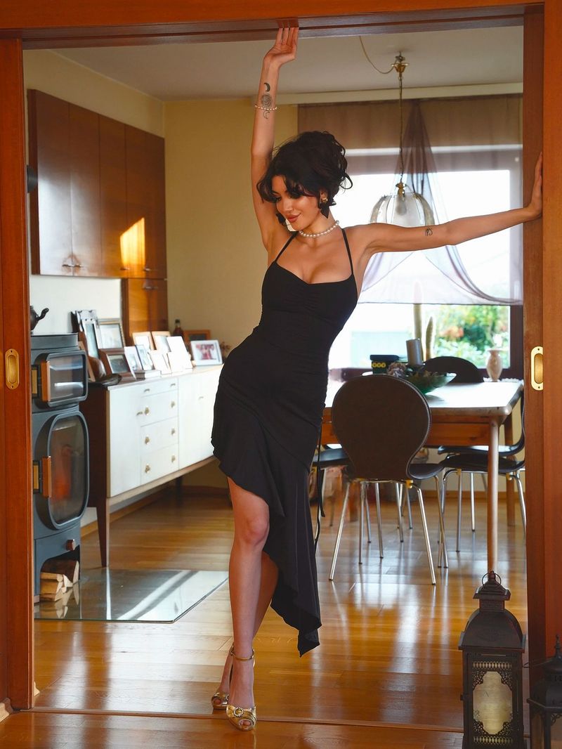 Abito estivo 2024 con canotta irregolare, sexy e allacciato sulla schiena_voghion.com